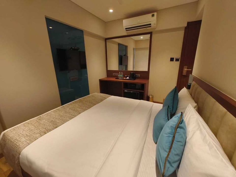 Desk, laptop workspace, free WiFi