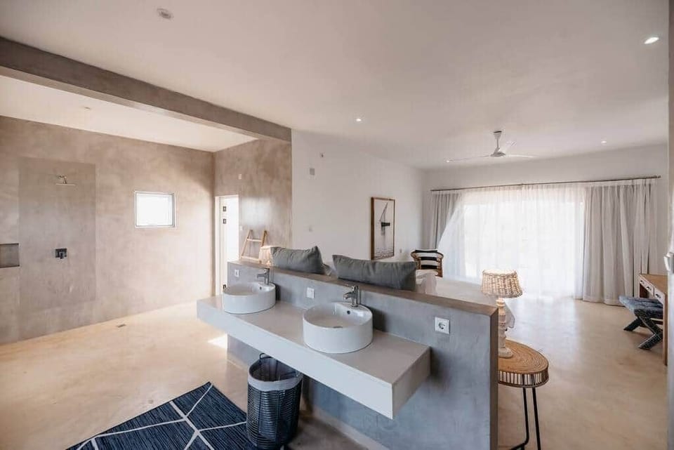 Primary bedroom - Upper level open space bathroom
