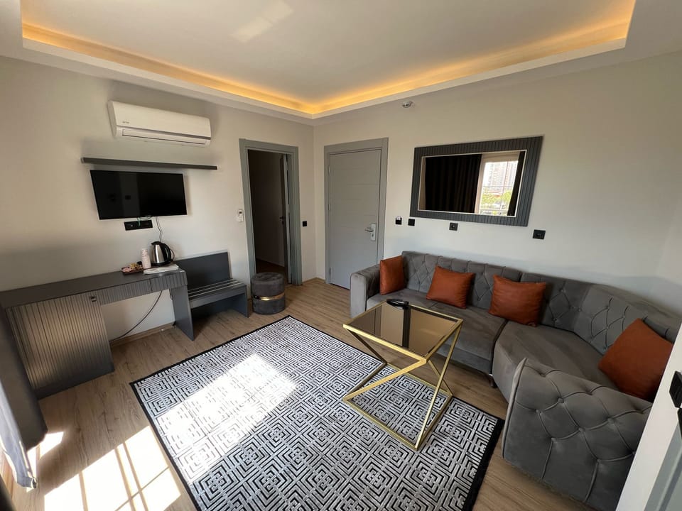 Luxury Suite | Premium bedding, minibar, desk, free WiFi