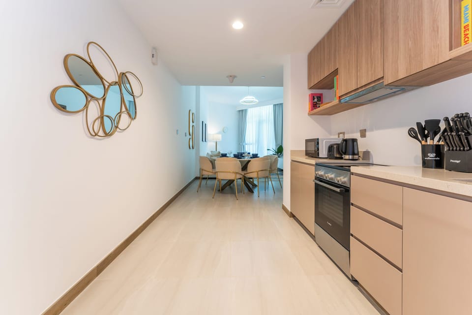 Apartment, Balcony, City View | In-room dining