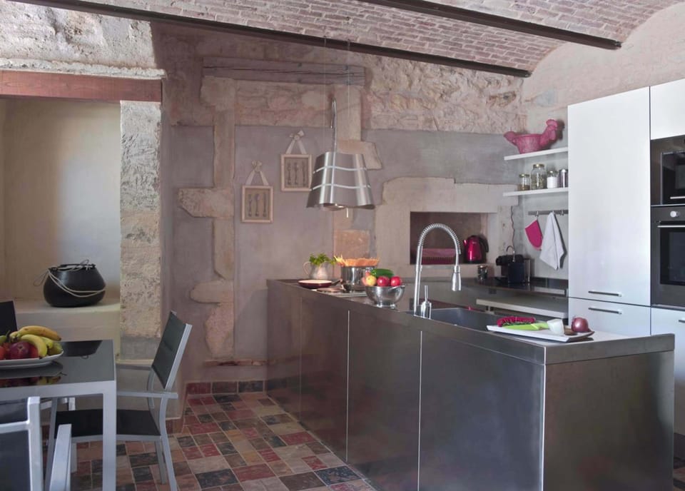 Elegant Kitchen Finishes and Features