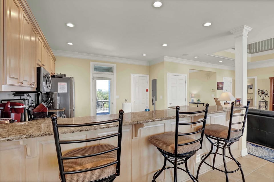 Cook, connect, and cozy up in this open kitchen and dining space—it’s made for laughter and laid-back moments.