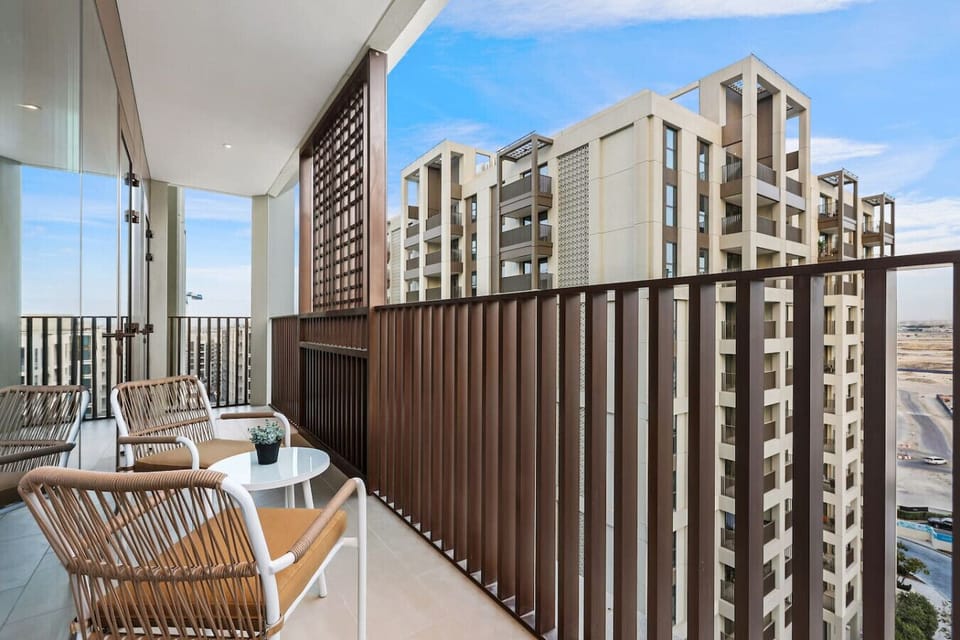 Balcony Bliss: Relax with stylish seating and stunning views in vibrant Dubai!