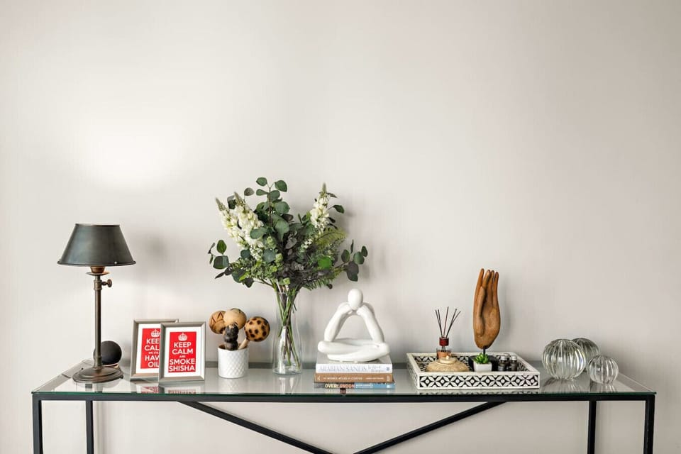 Elegant Living Space: Stylish decor and unique accents create a perfect ambiance for your stay!