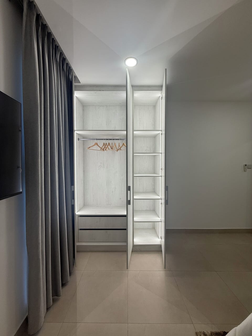 2 bedrooms, iron/ironing board (on request), WiFi (free)