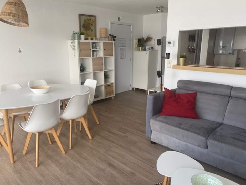 Apartment | Living area | Fireplace