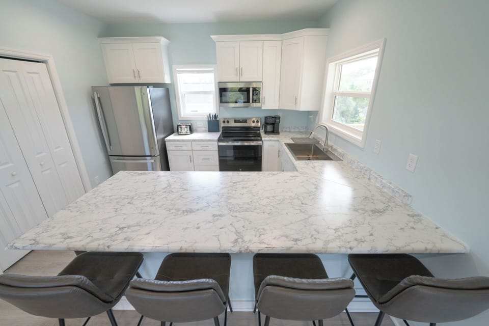 Well-equipped kitchen w/ breakfast bar