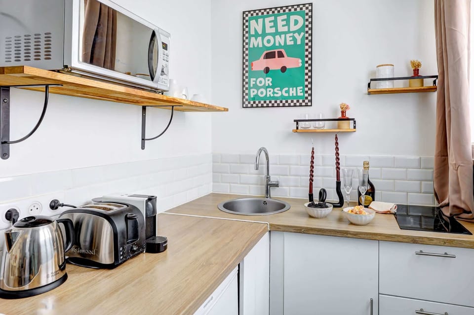 Cette petite cuisine lumineuse est adapté à vos besoins pour votre séjour. Grille-pain, micro-onde, plaque de cuisson et bouilloire sont à votre disposition !