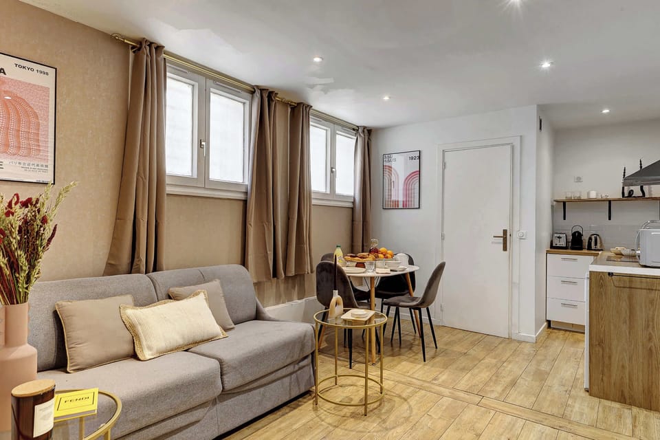 Bienvenu dans notre pièce de vie, vous y retrouverez un canapé convertible confortable, un coin repas, la cuisine et une TV avec accès à Netflix !