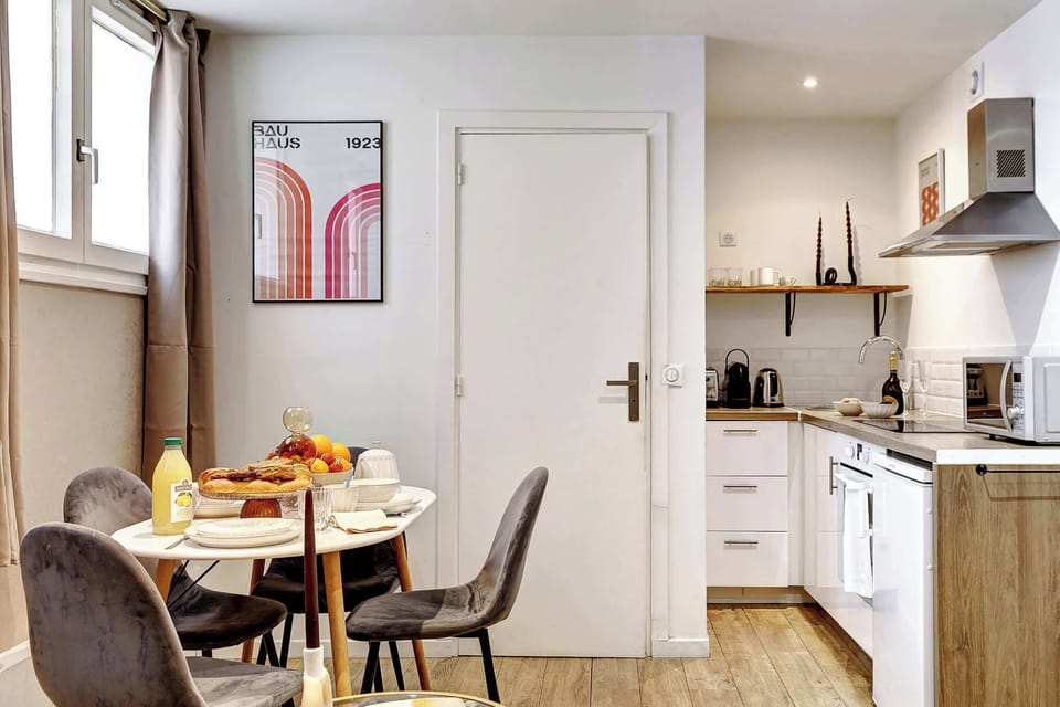 Cette cuisine est adapté à vos besoins pour votre séjour. Grille-pain, micro-onde, plaque de cuisson et bouilloire sont à votre disposition !