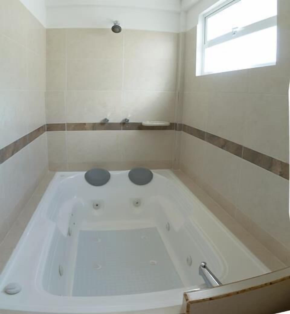 Jetted tub