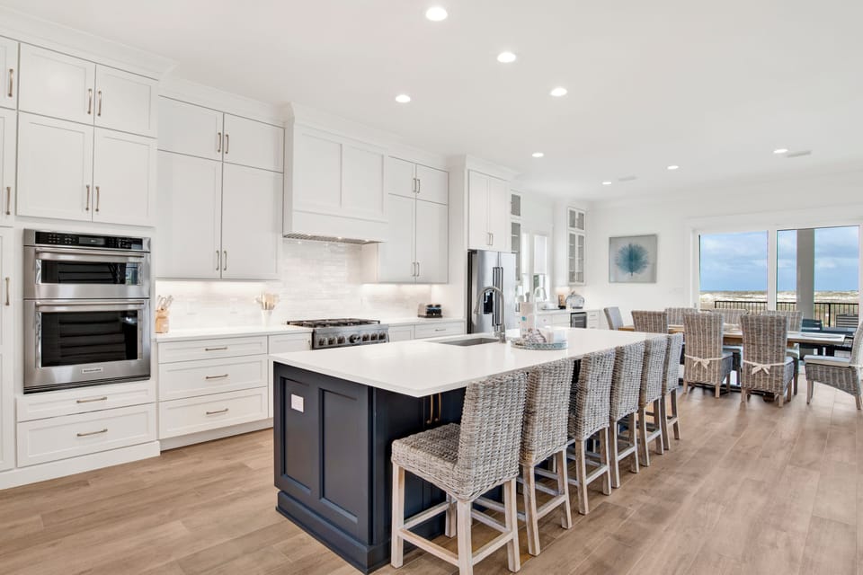 Fully equipped kitchen with walk-in pantry and we bar