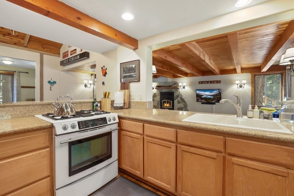House, 4 Bedrooms | Private kitchen | Coffee/tea maker, fridge, oven, toaster