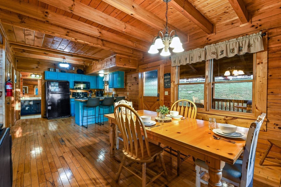 Cabin, 2 Bedrooms | Dining