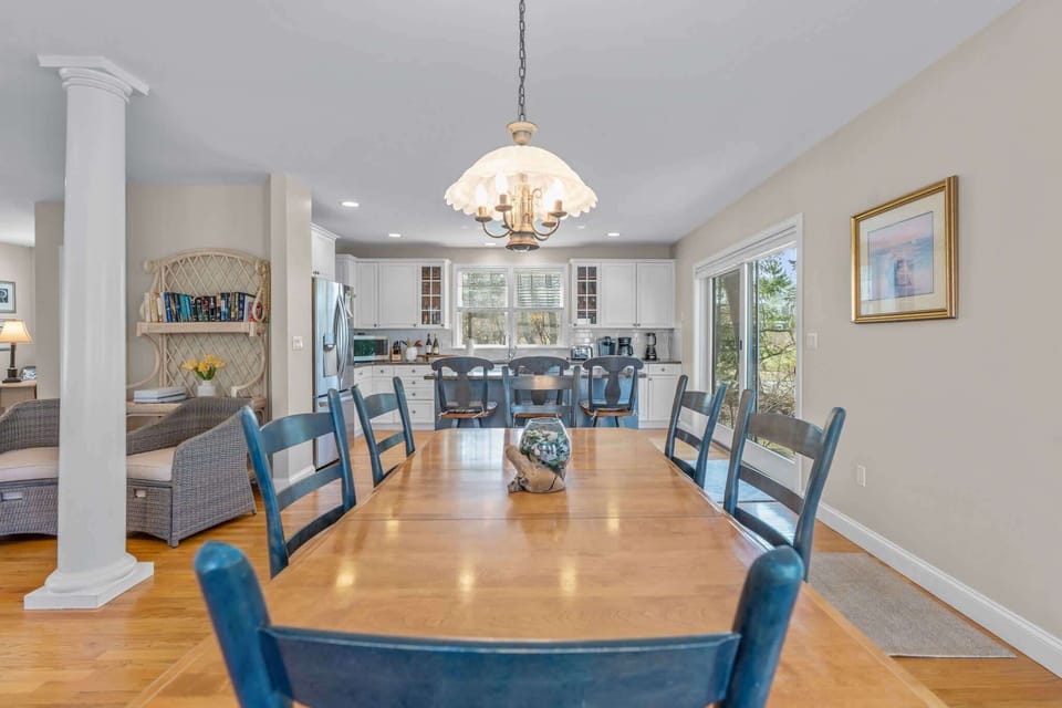 Make mealtime memories together at the dining table, seating 6