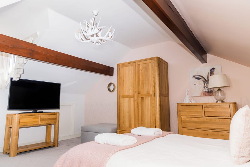 Deluxe Room | Iron/ironing board, free WiFi