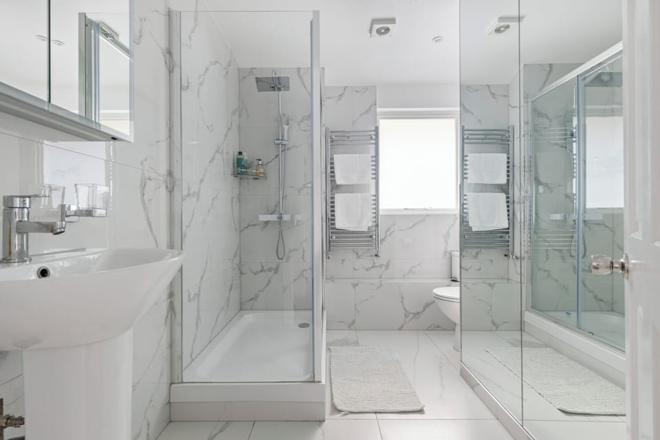House | Bathroom | Shower, towels