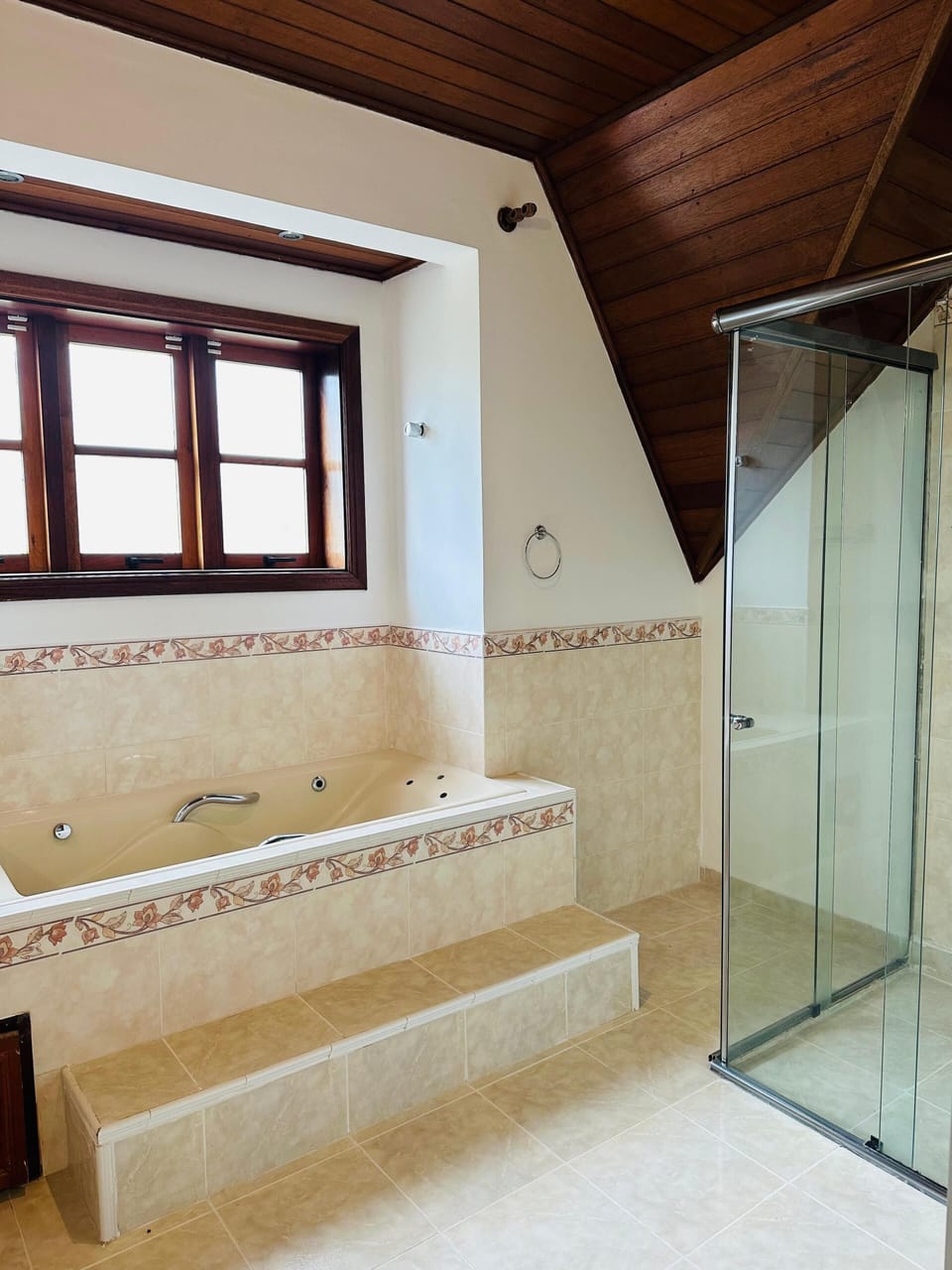 Family Room | Bathroom | Towels, soap, shampoo, toilet paper
