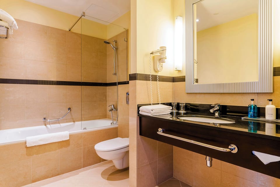 Superior Twin Room | Bathroom | Combined shower/tub, designer toiletries, hair dryer, towels