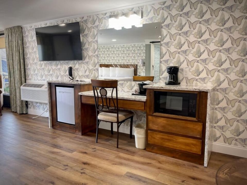 Luxury Single Room, 1 King Bed | Desk, laptop workspace, blackout drapes, iron/ironing board