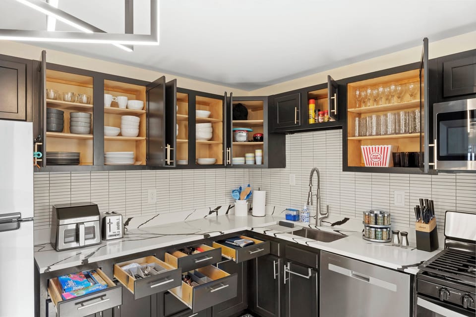 Fully stocked kitchen at Valpo Glow & Dunes Flow | Plates | Bowls | Glasses | Cutlery | Cookware | Toaster | Air fryer | Popcorn bucket | Spices | Ziplocks | Everything you need, 