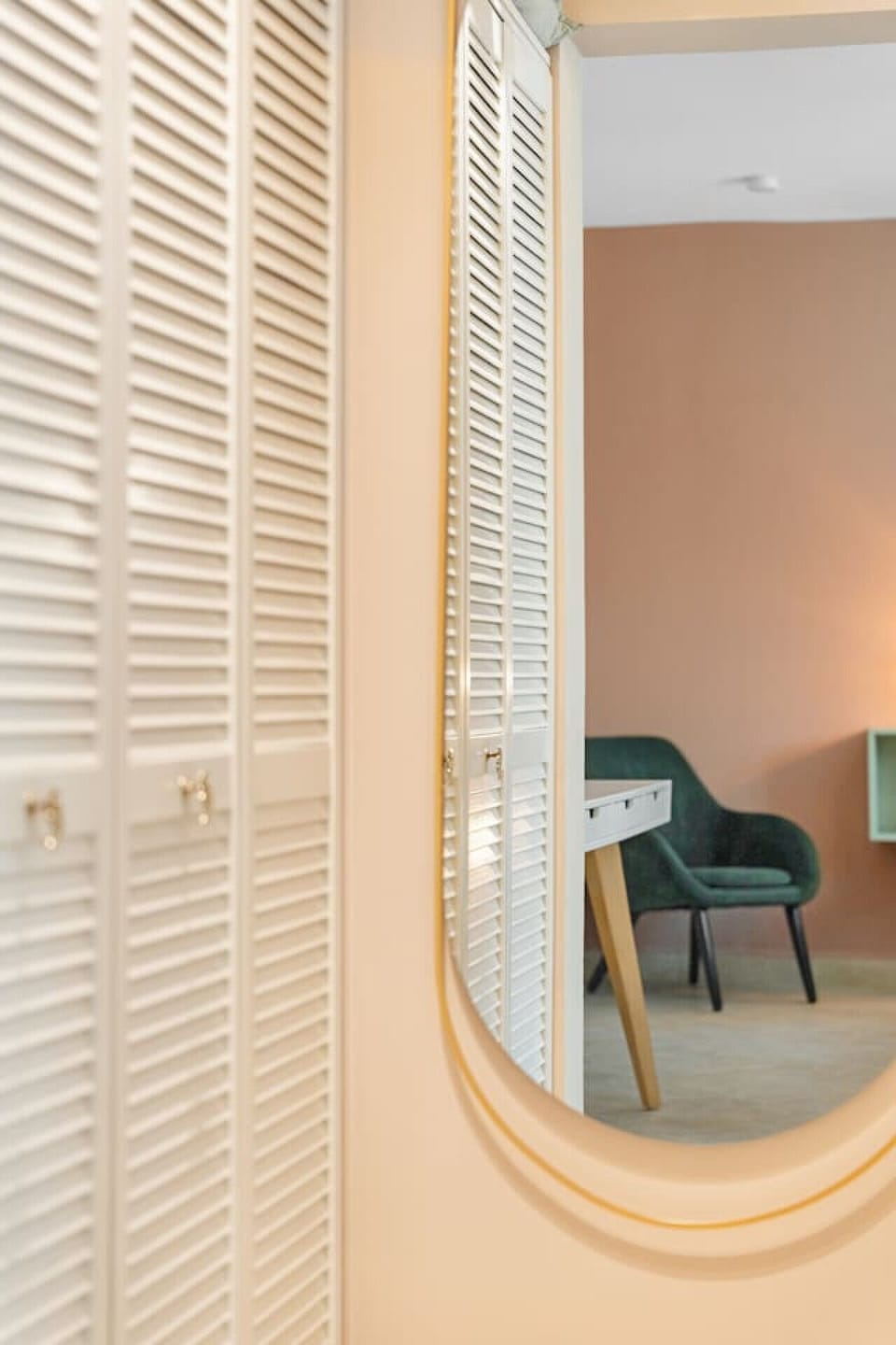 Bedroom with closet with hangers, kingsize bed and dedicated workspace