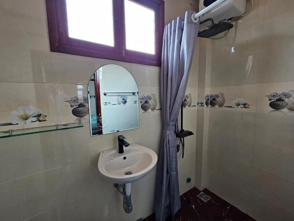 Hair dryer, slippers, bidet, towels