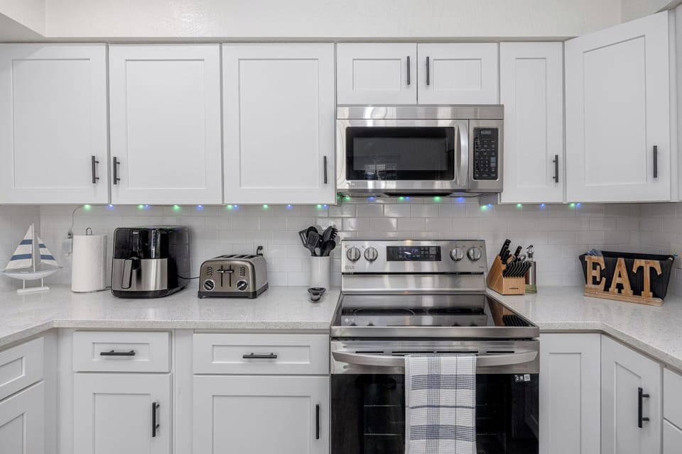 Fully equiped kitchen with oven, stove, air fryer, blender, toaster, microwave
