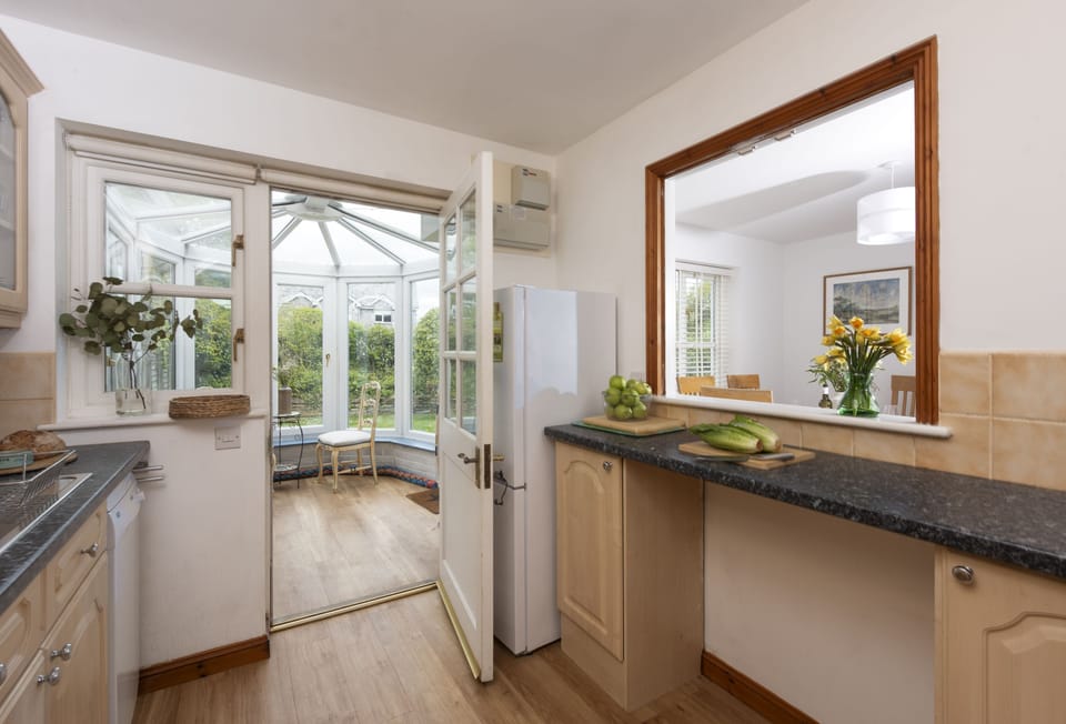 3 Menague, Rock. Ground floor: Continue through to the sunny conservatory