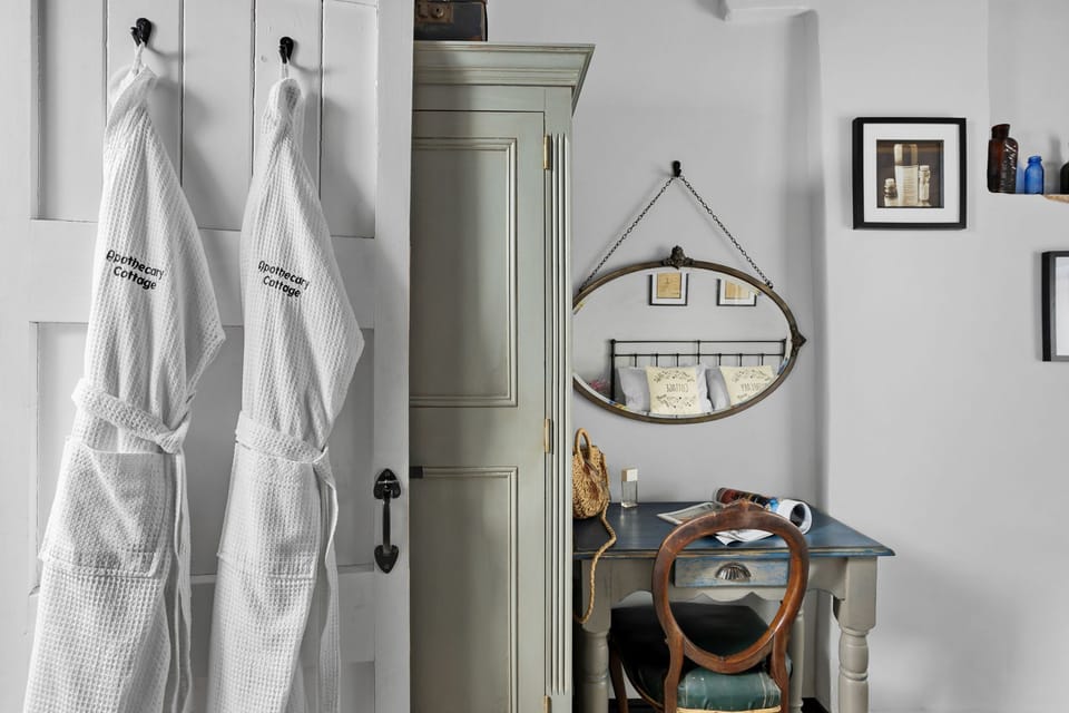 Comfy king sized bed - Apothecary Cottage