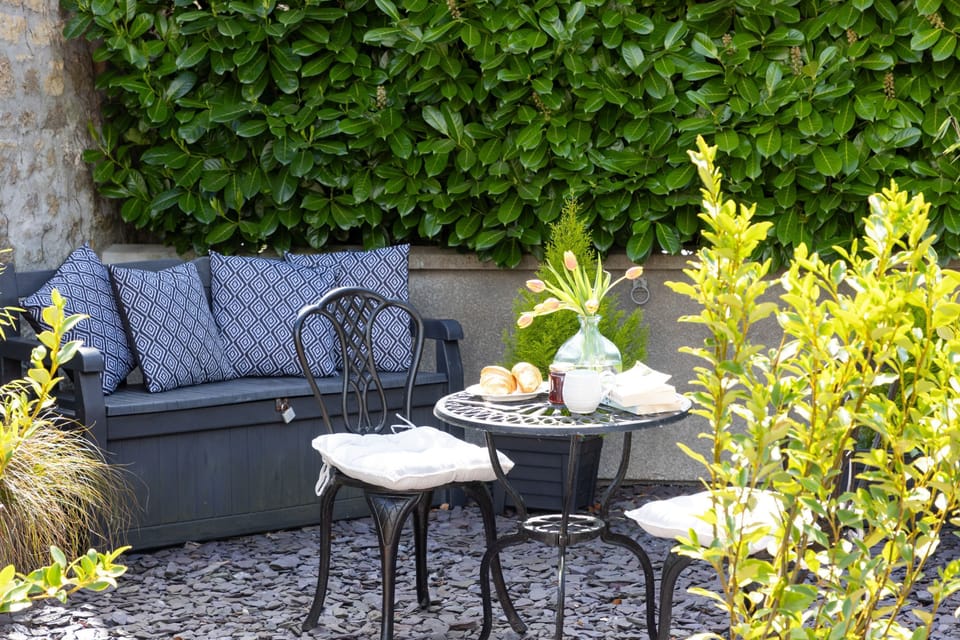 Out door garden and seating area with outdoor dining options - Apothecary Cottage