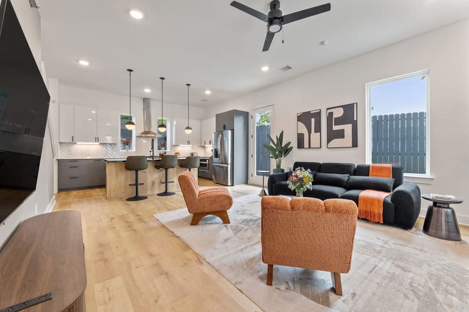 Modern Open-Concept Living Room & Kitchen – Perfect for Gatherings