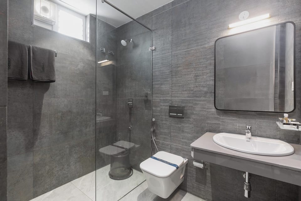 Standard Double Room, City View | Bathroom | Free toiletries, hair dryer, bidet, towels