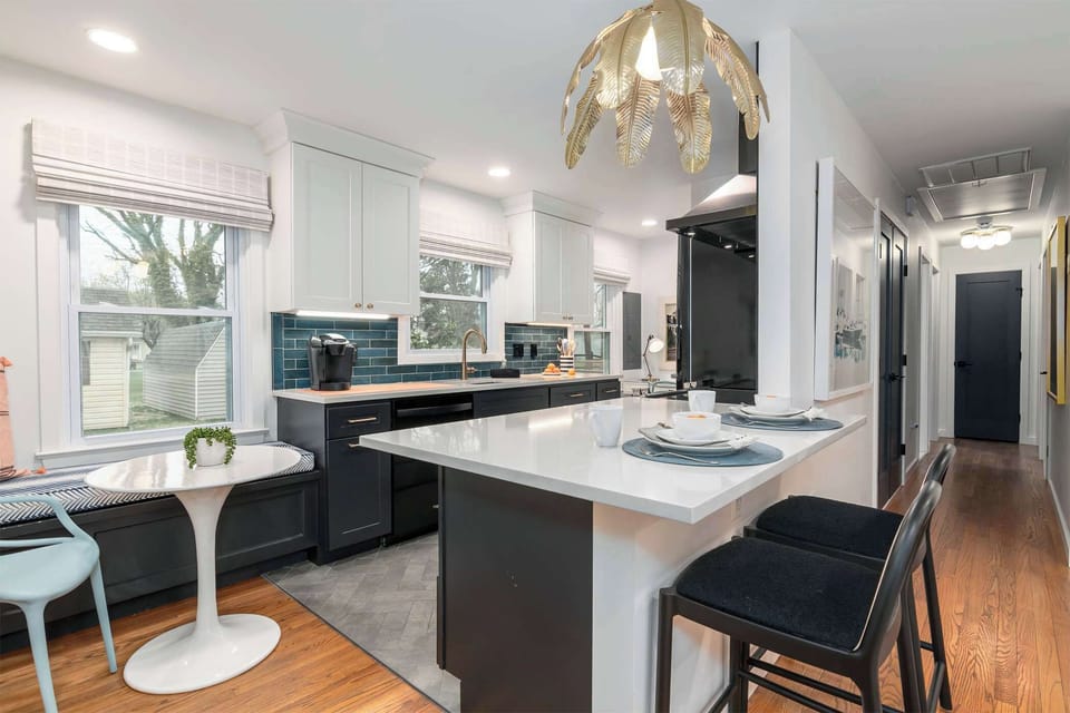 Fully equipped kitchen with everything you need for meals at home.