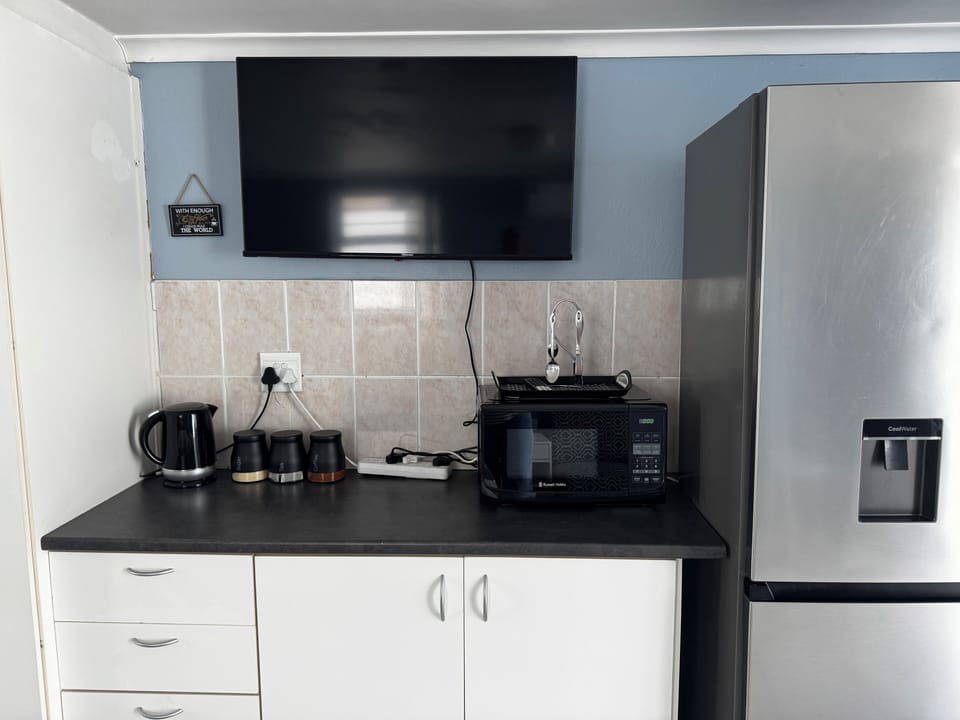 Flat screen TV connected to internet with Netflix, Showmax.