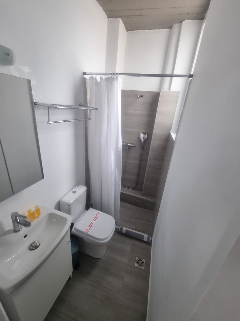 Apartment, Multiple Beds, Balcony, City View | Bathroom