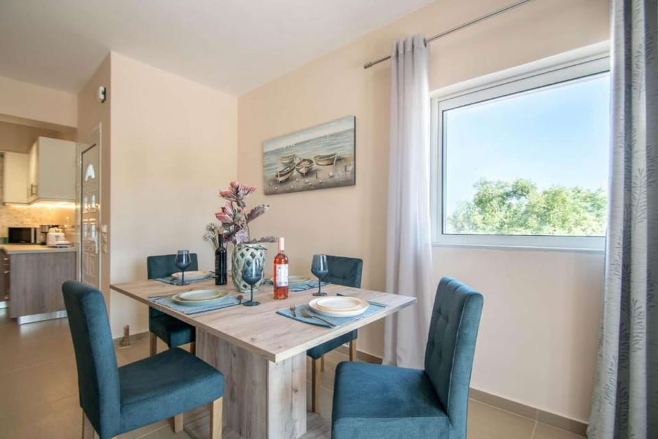 dining table,kitchen