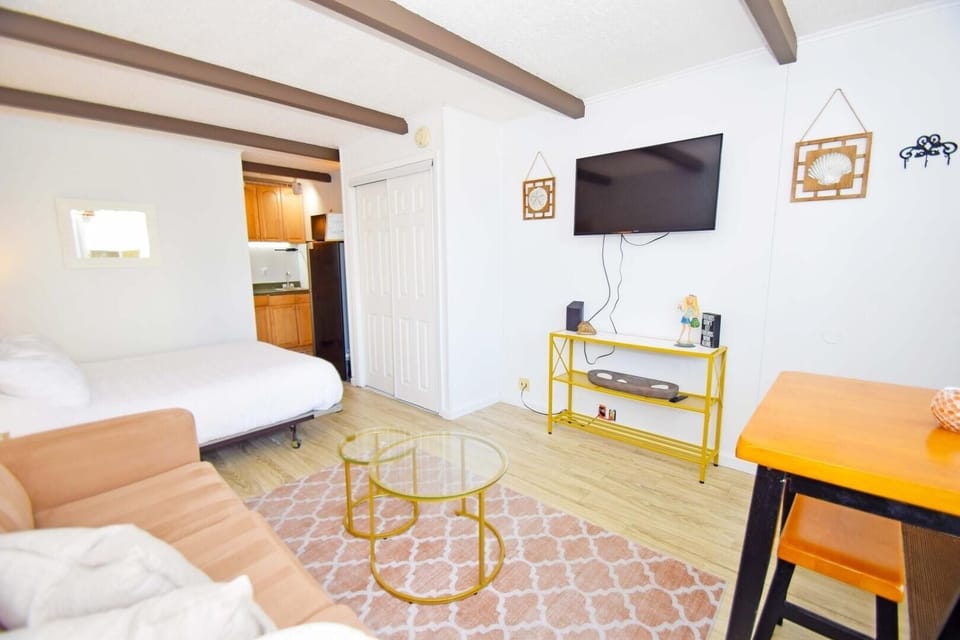 Studio, 1 Bedroom | 1 bedroom, iron/ironing board, free WiFi