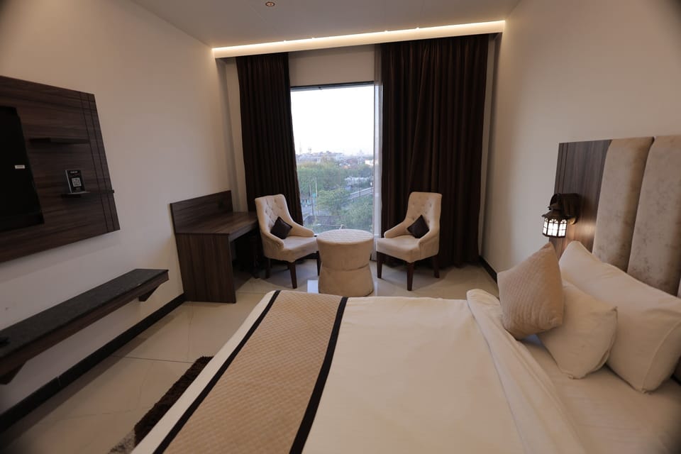 Deluxe Double Room, City View | Laptop workspace, free WiFi