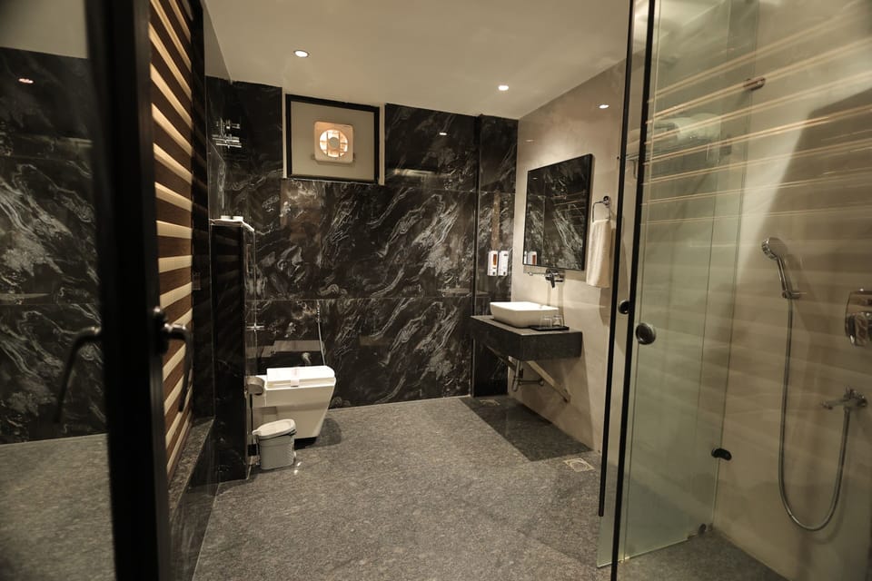 Executive Double Room, City View | Bathroom | Shower, towels