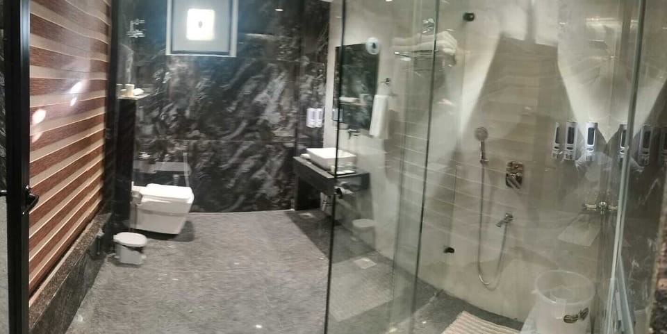 Deluxe Double Room, City View | Bathroom | Shower, towels