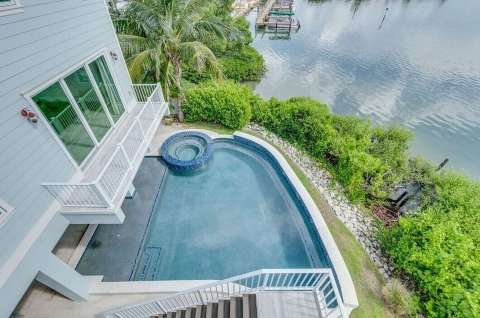 Overview of the pool area 