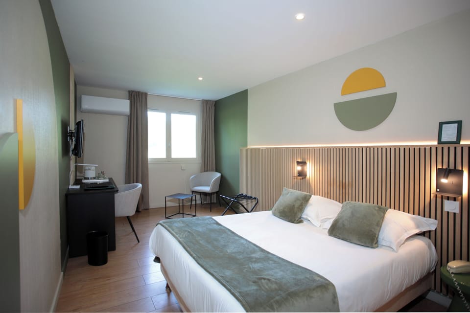 xxxStandard Roomxxx | Minibar, in-room safe, desk, iron/ironing board