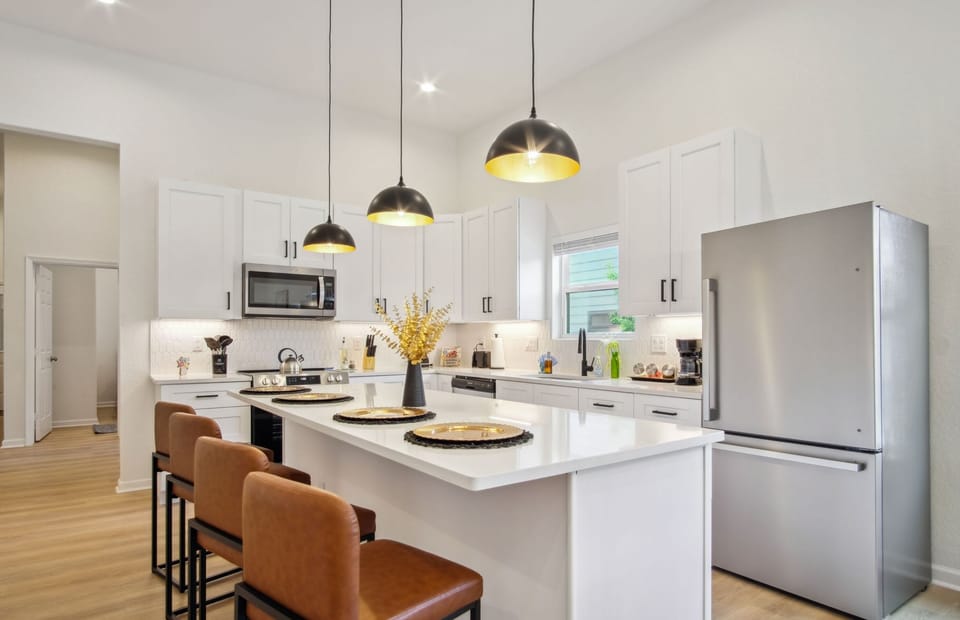 Apartment (3 Bedrooms) | Private kitchen | Microwave, oven, stovetop, dishwasher
