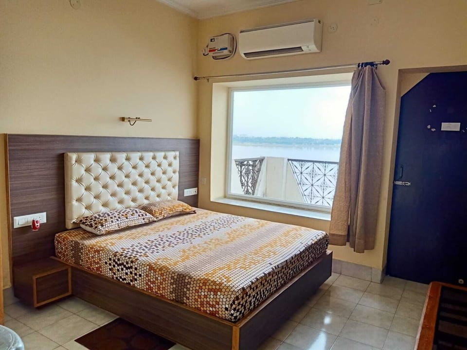 Double Room, 1 Queen Bed, River View | WiFi (free), bed sheets
