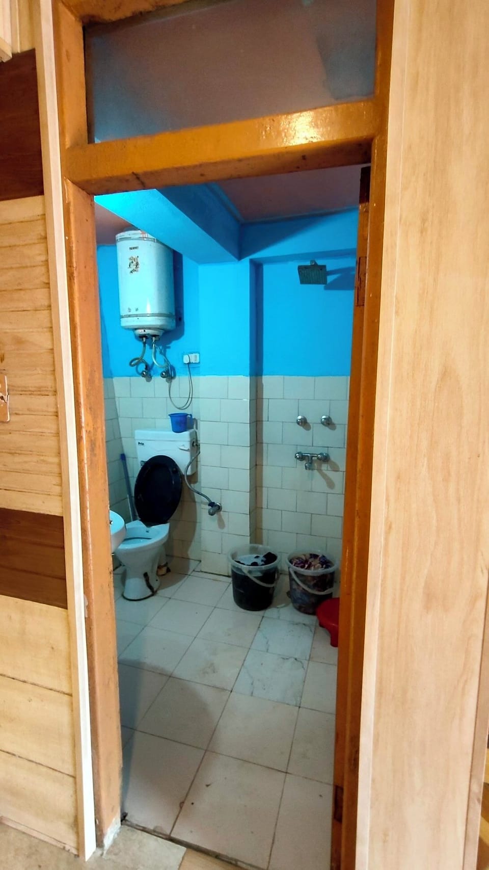 Classic Studio, Mountain View | Bathroom | Shower, towels, soap, toilet paper