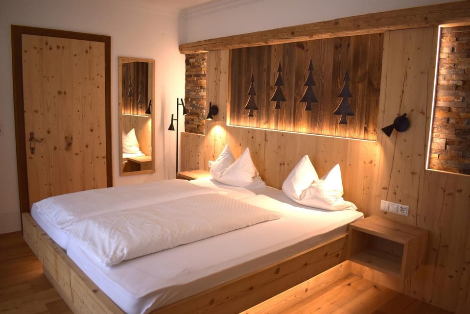 Apartment, Balcony, Mountain View | Hypo-allergenic bedding, in-room safe, desk, laptop workspace