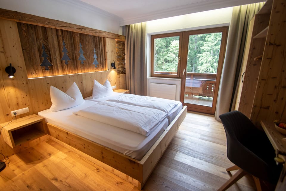 Apartment, Balcony, Mountain View | Hypo-allergenic bedding, in-room safe, desk, laptop workspace