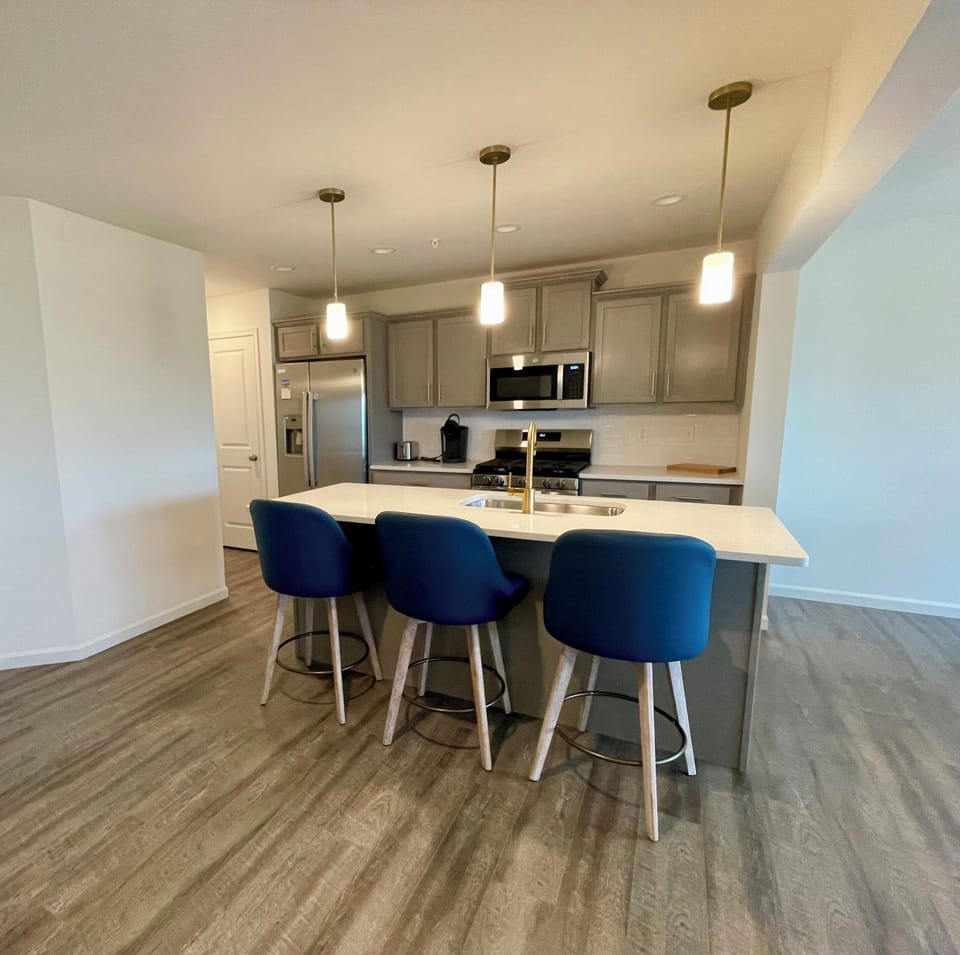 Kitchen island w/seating