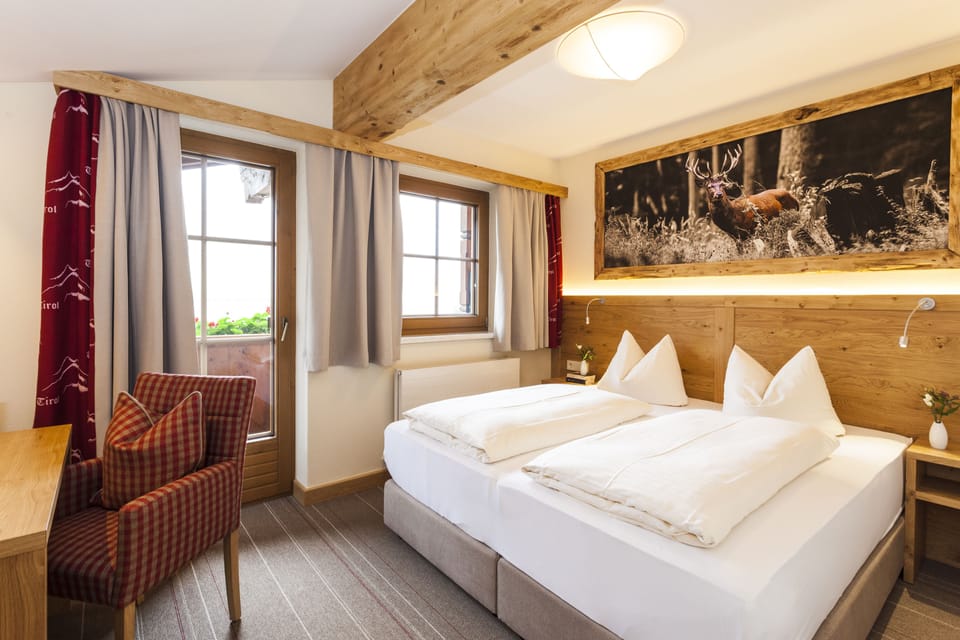 Hypo-allergenic bedding, in-room safe, desk, free cribs/infant beds